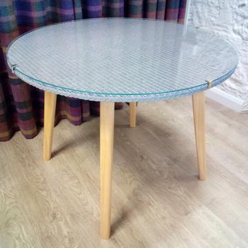 How to Choose a Lloyd Loom Table